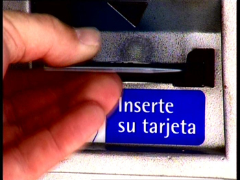 Tarjeta bancaria en cajero electrónico.  Imagen de sciencepics.org con licencia Creative Commons